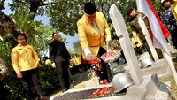Airlangga tampak menyambangi makam Presiden RI ke-3 BJ Habibie, Jenderal TNI Ahmad Yani hingga Letjen TNI Suprapto. 