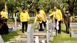 Airlangga dan Rombongan Tabur Bunga di TMP Kalibata