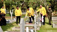 Disana, Airlangga juga menyambangi beberapa makam pahlawan revolusi.