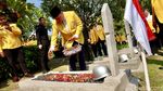 Airlangga dan Rombongan Tabur Bunga di TMP Kalibata