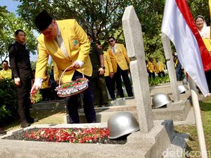 HUT ke-59 Golkar, Airlangga Ziarah ke Makam Pahlawan Revolusi