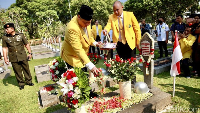 Ketua Umum Partai Golkar Airlangga Hartato bersama jajaran pengurus partai melakukan ziarah ke TMP Kalibata, Jakarta Selatan. Ini potretnya.