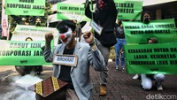 Aktivis dari Wahana Lingkungan Hidup (Walhi) melakukan aksi teatrikal terkait rentetan kebakaran hutan dan lahan (karhutla) di depan kantor Kementrian Lingkungan Hidup dan Kehutanan (KLHK), Jakarta, Jumat (20/10/2023).  