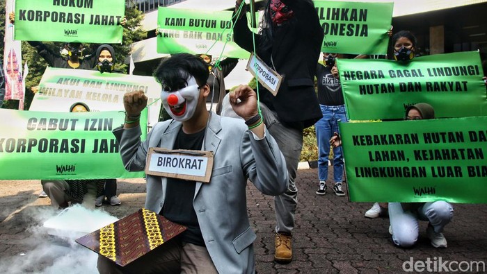 Aksi Teatrikal Desak Pemerintah Tindak Perusahaan yang Terlibat Karhutla Walhi gelar aksi di depan kantor KLHK Jakarta. Mereka mendesak pemerintan menindak perusahaan yang terindikasi terlibat dalam karhutla.