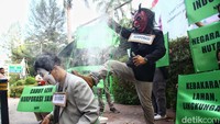 Dalam aksinya mereka menggambarkan korporasi jahat menyetir pemerintah dan birokrasi dengan iming-iming uang.  