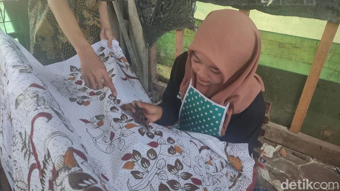 Al-Huda Batik di Taman Pinang Sidoarjo.