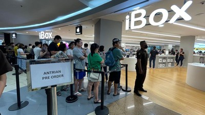 Penampakan Antrean Mengular Pemesanan iPhone 15 di iBox