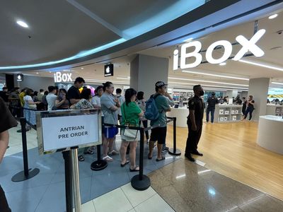 Penampakan Antrean Mengular Pemesanan iPhone 15 di iBox