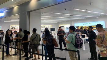 Siapa nih yang ikut antre hari ini? Foto: Erajaya