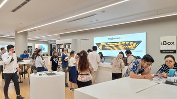 Suasana antrean di iBox Senayan City, Jakarta Selatan. Foto: Erajaya