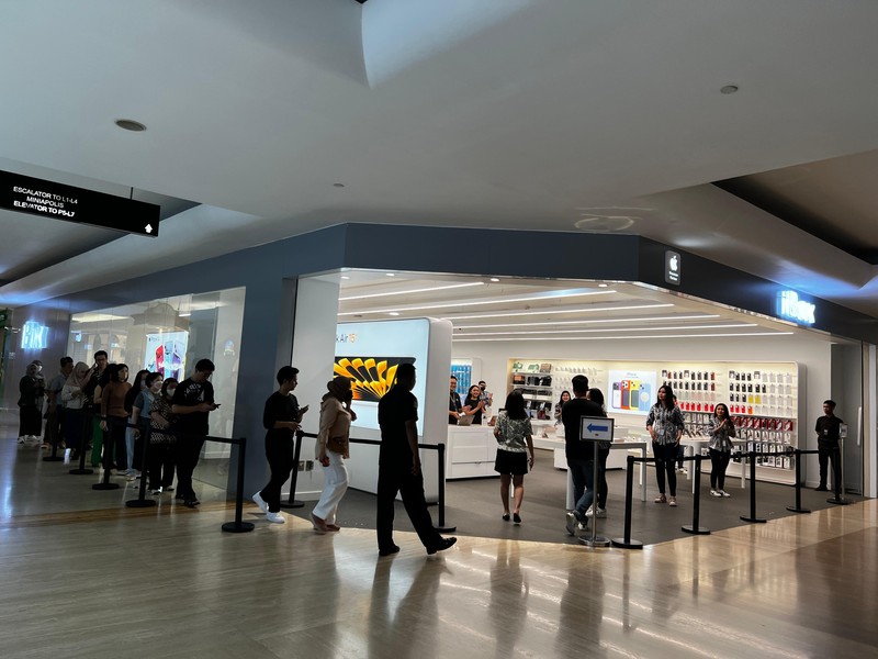 Antrean iPhone 15 di iBox