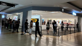 Antrean di iBox Plaza Indonesia, Jakarta. Foto: Erajaya
