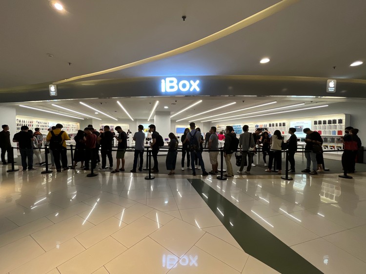 Antrean iPhone 15 di iBox
