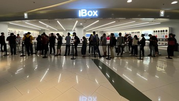 Antrean menggular di iBox Central Park, Jakarta Barat. Foto: Erajaya