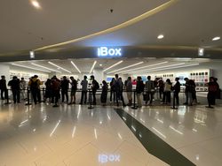 Penampakan Antrean Mengular Pemesanan iPhone 15 di iBox