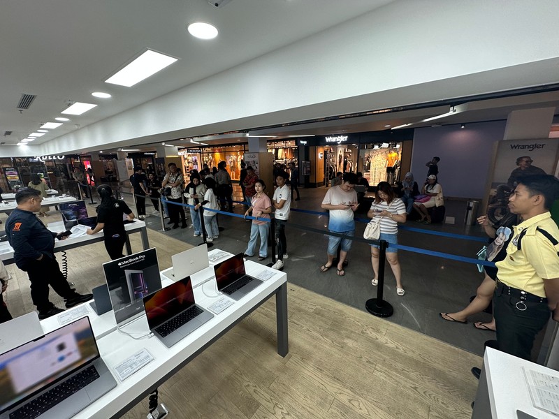 Antrean iPhone 15 di iBox