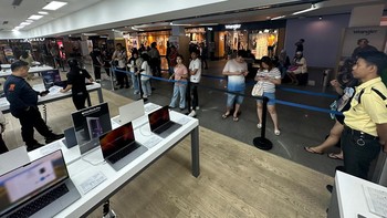 Antrean di iBox Ratu Indah, Makassar. Foto: Erajaya