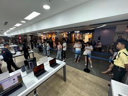 Penampakan Antrean Mengular Pemesanan iPhone 15 di iBox