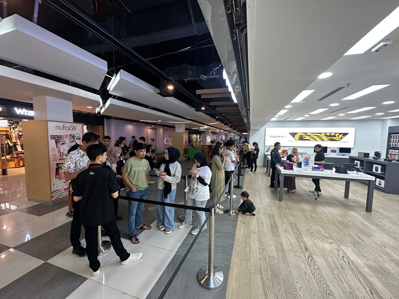 Antrean iPhone 15 di iBox