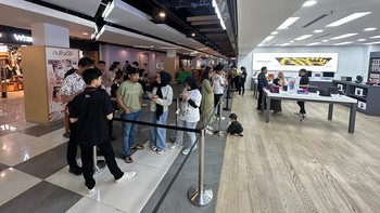 Rela mengantre demi iPhone 15. Foto: Erajaya