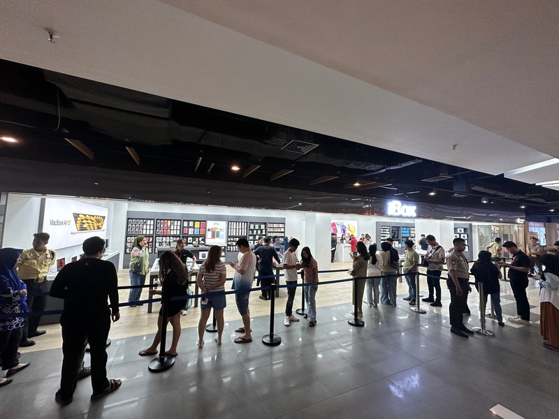 Antrean iPhone 15 di iBox