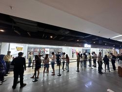Penampakan Antrean Mengular Pemesanan iPhone 15 di iBox