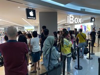 Antrean iPhone 15 di iBox
