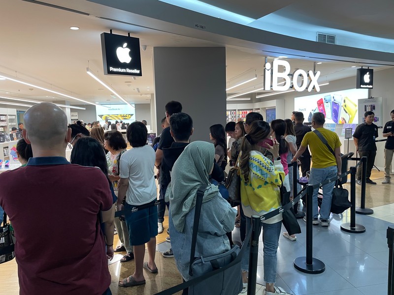 Antrean iPhone 15 di iBox
