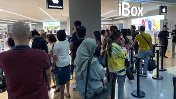 Antrean pemesan iPhone 15 di Mal Kelapa Gading, Jakarta Timur. Foto: Erajaya