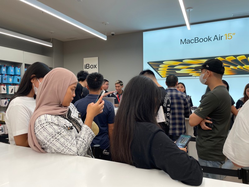 Antrean iPhone 15 di iBox