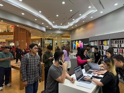 Penampakan Antrean Mengular Pemesanan iPhone 15 di iBox