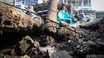 Bahaya! Tiang Listrik di Pamulang Ini Nyaris Ambruk