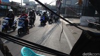 Lalu-lintas kendaraan tampak tersendat.