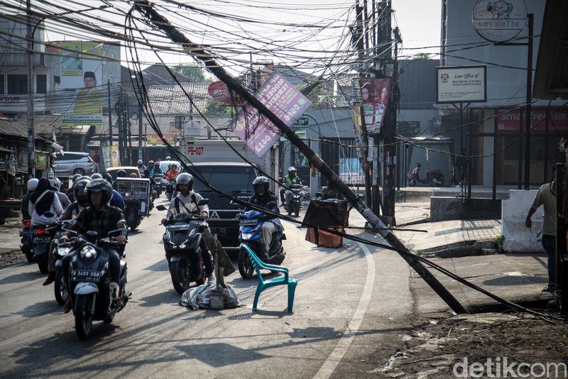 Bahaya! Tiang Listrik di Pamulang Ini Nyaris Ambruk