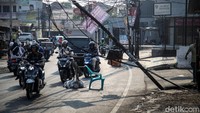 Sejauh ini, tiang yang nyaris ambruk ini belum dievakuasi.