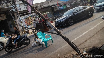 Bahaya! Tiang Listrik di Pamulang Ini Nyaris Ambruk