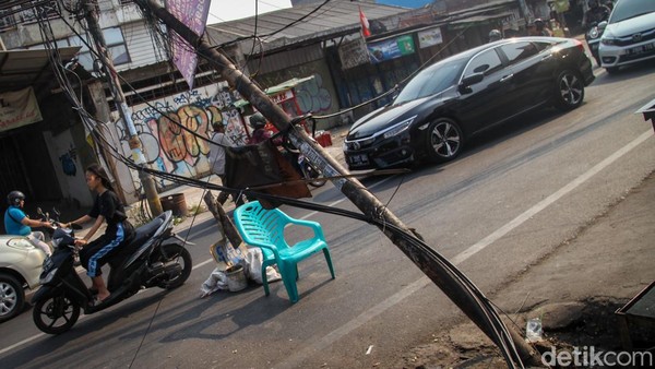 Bahaya! Tiang Listrik di Pamulang Ini Nyaris Ambruk
