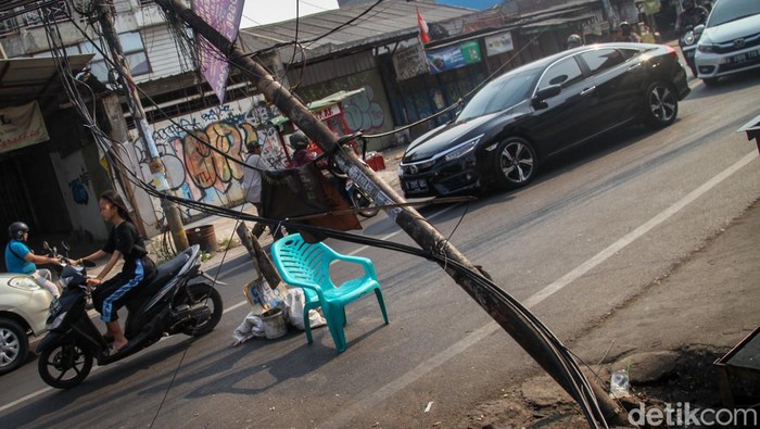 Bahaya! Tiang Listrik di Pamulang Ini Nyaris Ambruk Bahaya! Tiang Listrik di Pamulang Ini Nyaris Ambruk