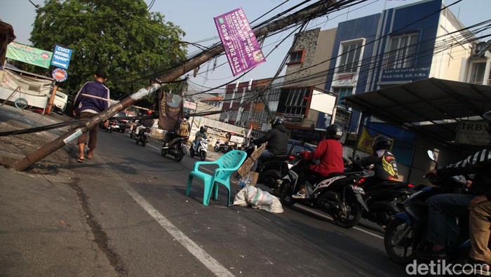 Bahaya! Tiang Listrik di Pamulang Ini Nyaris Ambruk Bahaya! Tiang Listrik di Pamulang Ini Nyaris Ambruk