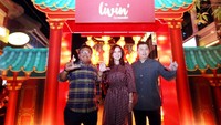 SEVP Micro & Consumer Finance Bank Mandiri Josephus K Triprakoso bersama Wakil Direktur Utama Bank Mandiri Alexandra Askandar, dan SEVP Digital Banking Bank Mandiri Sunarto Xie saat meresmikan acara Lelang Livin Poin di Pantai Indah Kapuk, Jakarta, Jumat (20/10) malam.