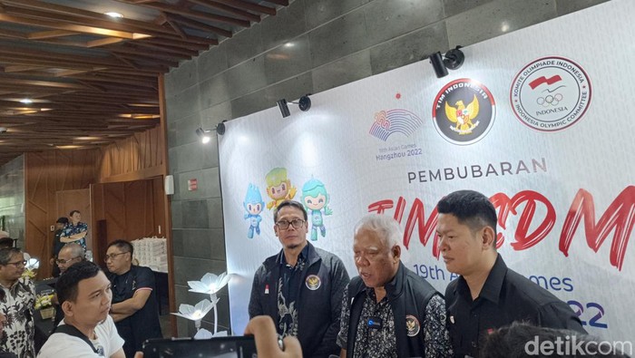 Chief de Mission (CdM) kontingen Indonesia untuk Asian Games 2022 telah dibubarkan. Basuki Hadimuljono hadir dalam pembubaran di Gedung Auditorium Kementerian PUPR, Jakarta, Jumat (20/10/2023).