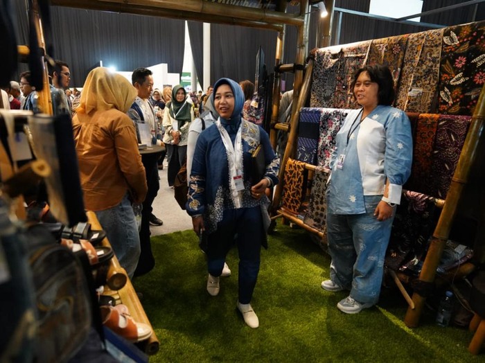 Batik Kontemporer Mojokerto Ikut Mejeng di JMFW 2024