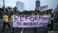 Massa mahasiswa membawa atribut bendera, spanduk hingga poster bentuk protes.