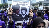 Sejumlah poster dibentangkan dalam aksi di Patung Kuda tersebut.