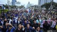 Massa demo dengan mengenakan almamater dari kampusnya masing-masing.