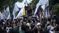 Perwakilan demonstran berorasi di atas mobil komando.