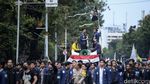 Bawa Bendera One Piece, BEM SI Demo di Patung Kuda