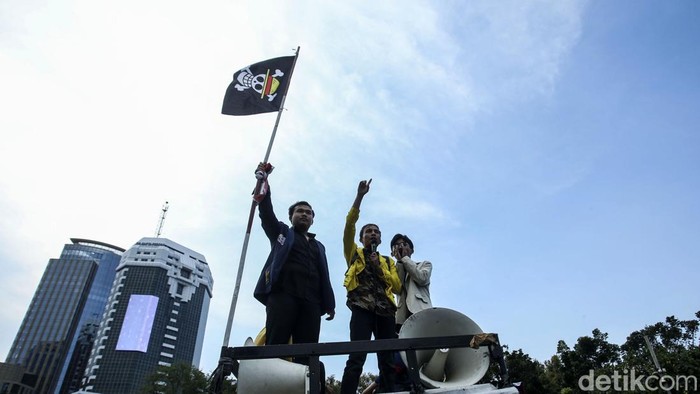 Bawa Bendera One Piece, BEM SI Demo di Patung Kuda Aliansi BEM Seluruh Indonesia (SI) menggelar demo di Patung Kuda, Jakarta Pusat, Jumat (20/10/2023). Massa aksi tampak membawa beberapa bendera, salah satunya bendera One Piece.