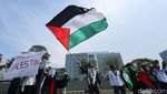 Bendera Palestina Raksasa Membentang di Kedubes AS Jakarta