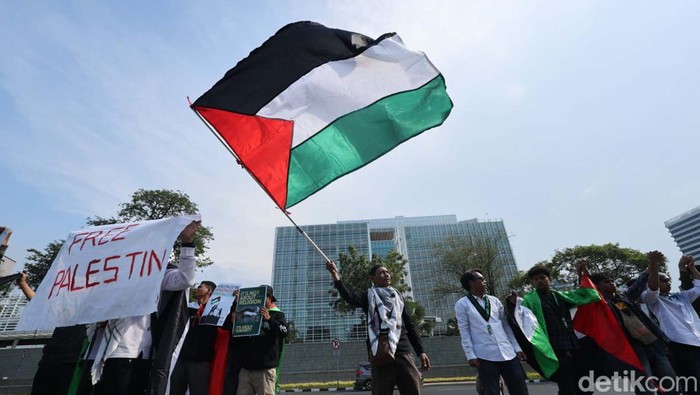 Bendera Palestina Raksasa Membentang di Kedubes AS Jakarta Aksi Bela Palestina kembali terjadi di depan Kedubes AS di Jakarta. Massa membentangkan bendera Palestina berukuran besar.